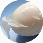 Un oeuf dur écaillé.