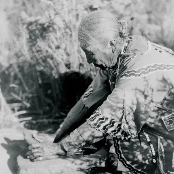 Photographie noire et blanc de 1923 d'une femme Klamath.