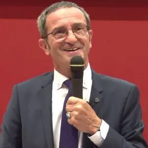 Jacques Prunier, fondateur de SynerJ-Health, souriant lors d'une conférence.