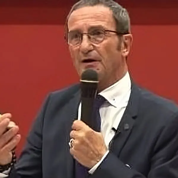 Jacques Prunier parle au micro lors d'une conférence.