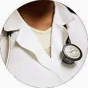 Gros plan sur la poitrine d'un docteur enblouse blanche avec un stéthoscope.