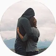 Un couple s'enlace devant le ciel.