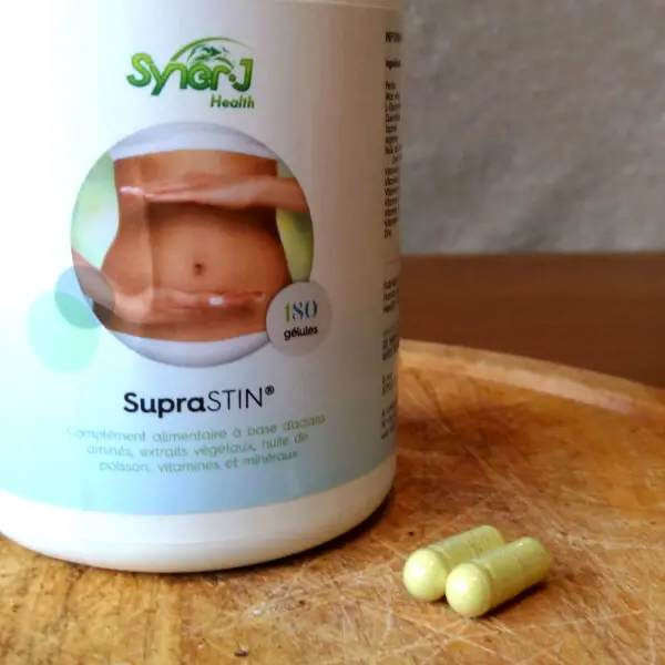 Une flacon de SupraSTIN avec deux gélules.