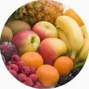 Des fruits : pommes, bananes, etc.