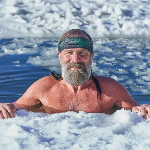 Wim Hof, "the iceman" plongé dans une banquise.