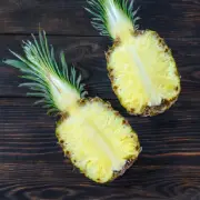 Un ananas coupé en tranche.