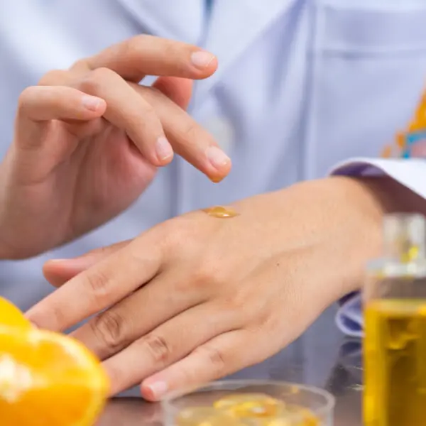 Gros plan sur deux mains de femme utilisant un extrait de pépins de pamplemousse.