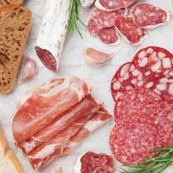 Un assortiment de charcuterie, des aliments transformés qui fermentent dans l'intestin.