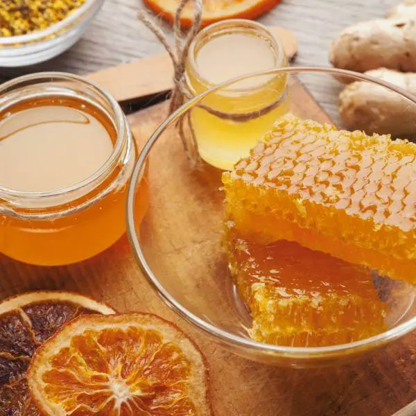 Du miel, riche en fructose, un aliment qui fermente dans l'intestin et donne des gaz intestinaux.