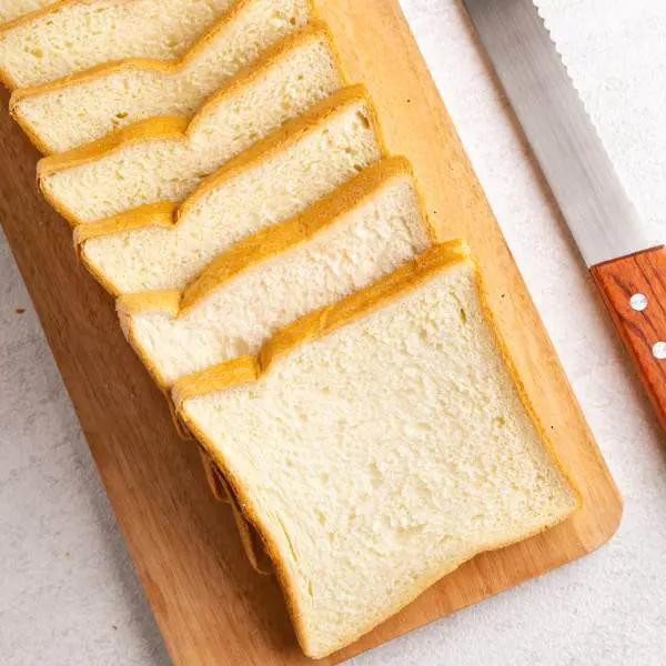 Des tranches de pain blanc, un aliment qui fermente dans l'intestin et donne des gaz intestinaux.