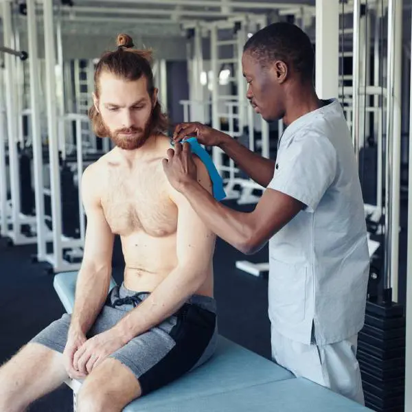 Un docteur traite un sportif pour accélérer et optimiser sa récupération musculaire.