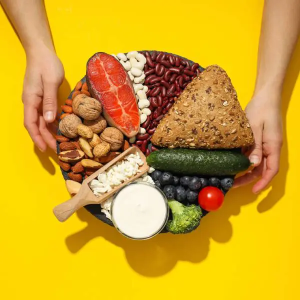 Un plateau d'aliments équilibrés pour favoriser la récupération musculaire.