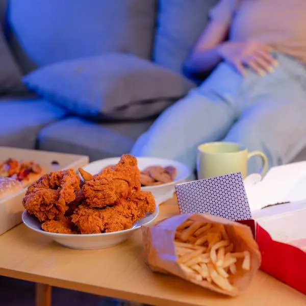 Une table basse remplie d'aliments transformés, à éviter en cas d'intestin poreux.