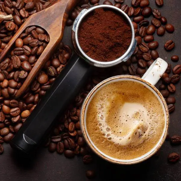 Des grains de café, du café moulu torréfié et un espresso, tous contenant de la caféine.