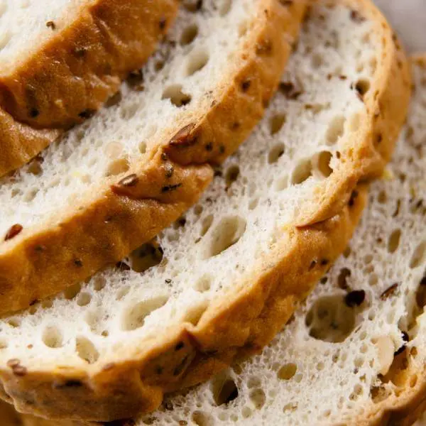 Des tranches de pain contenant du gluten.