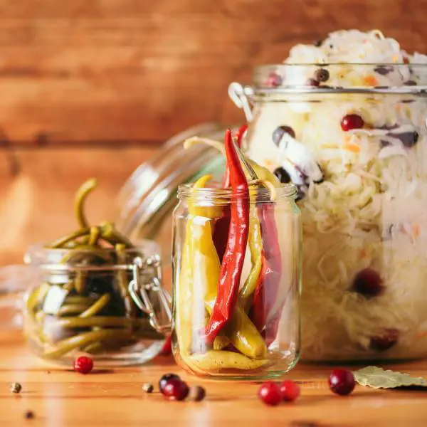 Un assortiment de produits naturels fermentés.