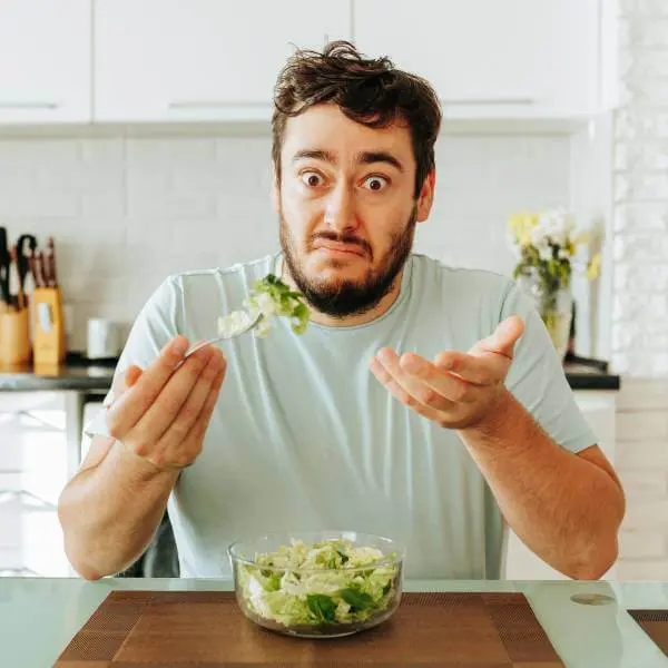 Un homme devant un bol de brocoli se demande quels aliments éviter en cas d'intestin poreux.