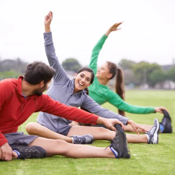 Un groupe d'amis s'étirent après l'entraînement.