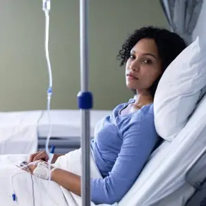 Une jeune femme alitée à l'hôpital, atteinte d'une intoxication aux métaux lourds.
