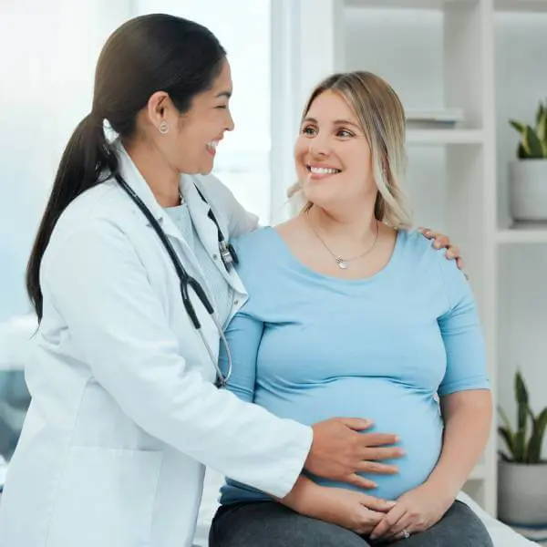 Une femme enceinte discute avec son médecin traitant d'un possible traitement de détoxication aux métaux lourds.