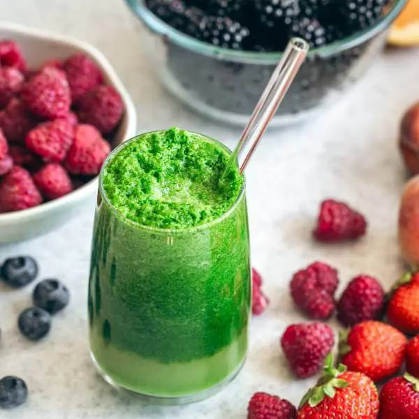 Un smoothie de jus vert pour se détoxifier des métaux lourds.
