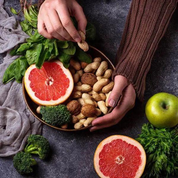 Vue d'aliments sains pour oxygéner le sang : noix et fruits frais.