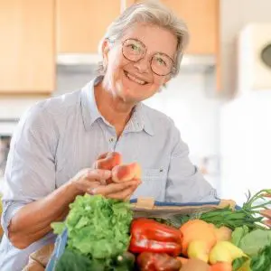Une dame âgée prépare des aliments qui oxygènent le sang.