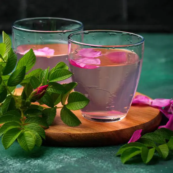 Deux verres d'eau de rose.