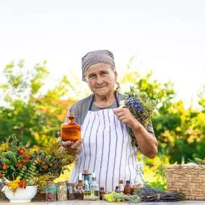 Une grand-mère présente ses remèdes pour soulager les jambes lourdes et autres problèmes de circulation du sang.