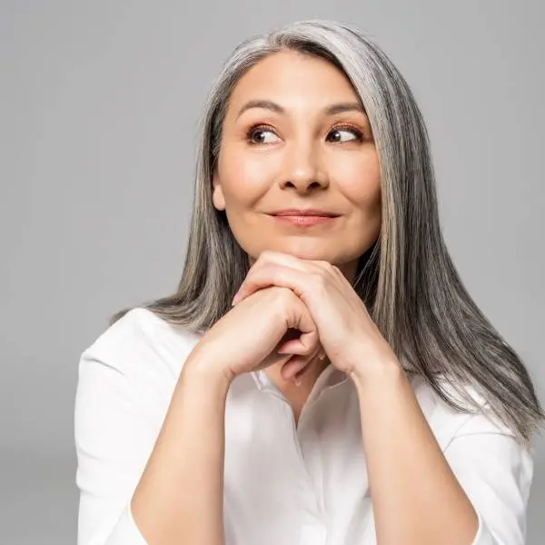 Une dame asiatique se demande quels sont les meilleurs compléments alimentaires pour cheveux.