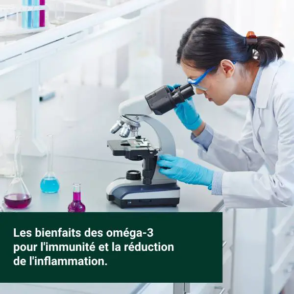 Une scientifique étudie au microscope les bienfaits des oméga-3 sur l'inflammation et l'immunité.