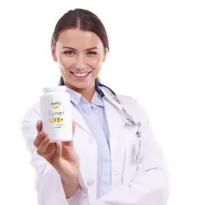 Une femme médecin doctoresse présente le SynerLIFE+ comme le meilleur probiotique le plus efficace pour l'intestin.