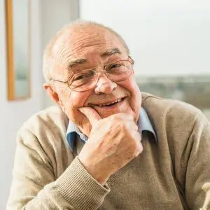 Un homme senior se demande comment obtenir des cellules souches.