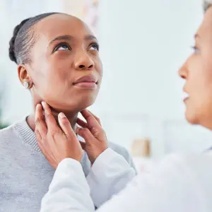 Femme touchée par Hashimoto en consultation avec son docteur.