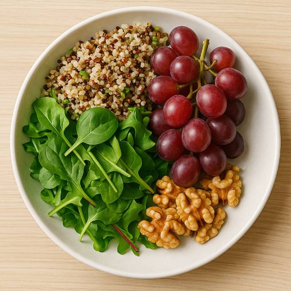 Assiette équilibrée comprenant salade de quinoa et raisins frais