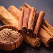 Bâtons de cannelle de Ceylan aux propriétés antiparasitaires.