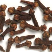 Clous de girofle riches en eugénol antiparasitaire.