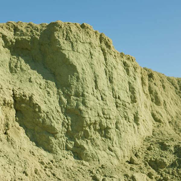 Gisement naturel d’argile verte au soleil