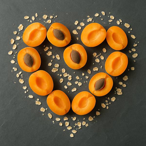 Forme de cœur réalisée avec des demi‑abricots symbolisant la santé cardiaque