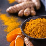 De la curcuma fraiche et en poudre, un anti douleur naturel puissant.